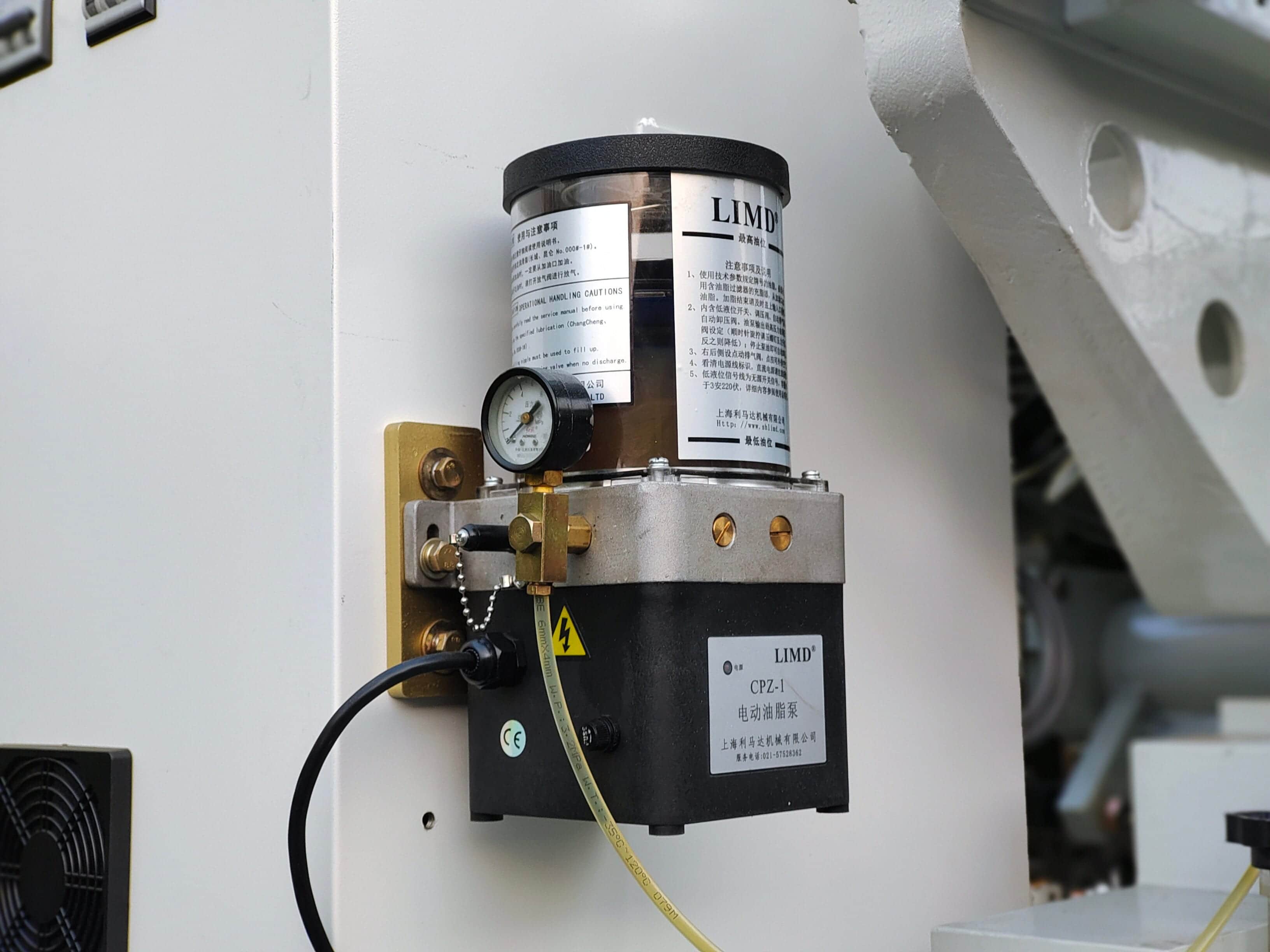 Computer-controlled central lubrication pump for MG9200 Max air jet loom