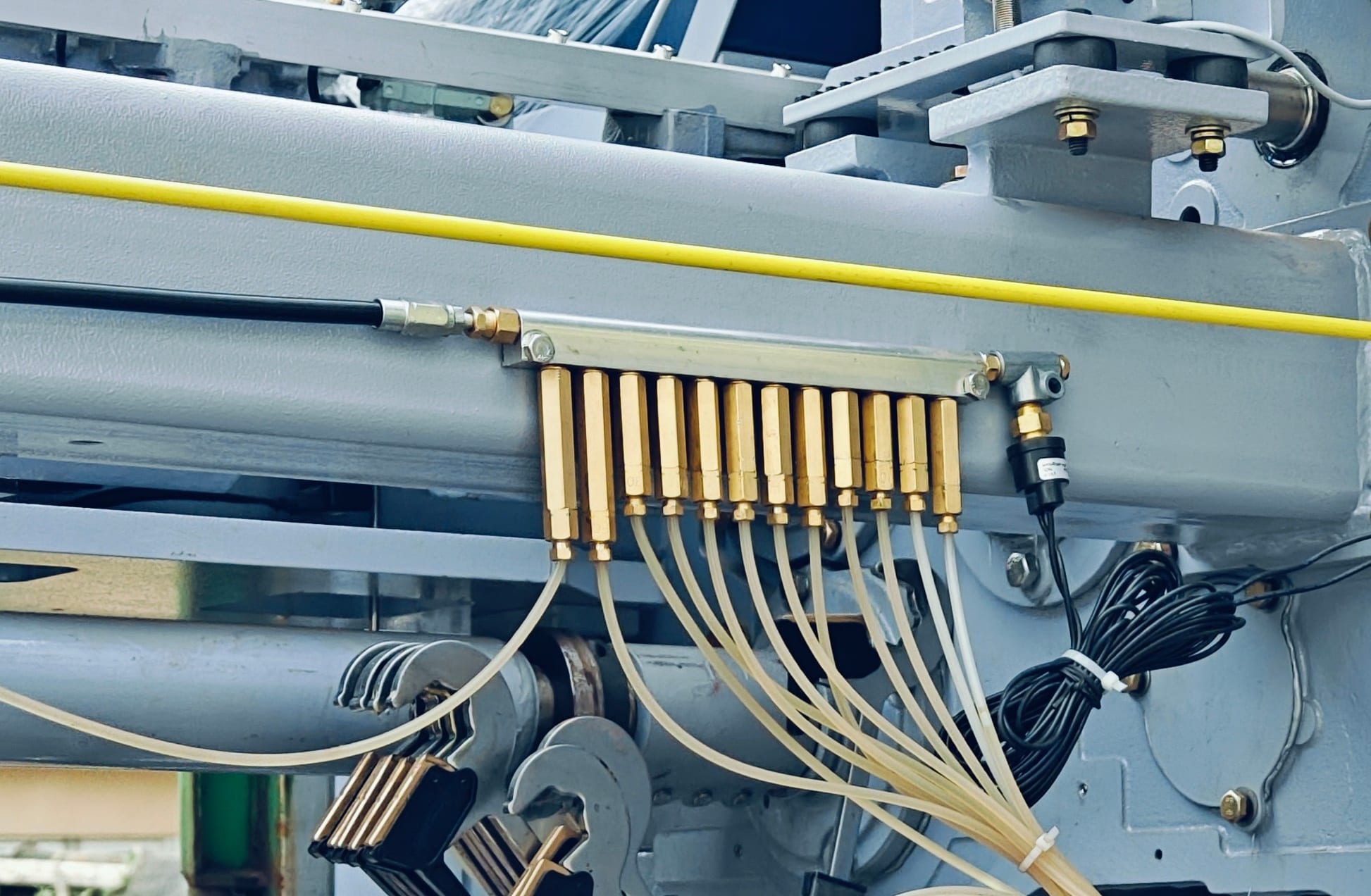 Lubrication oil distribution manifold and oil lines on MG9200 Max air jet loom