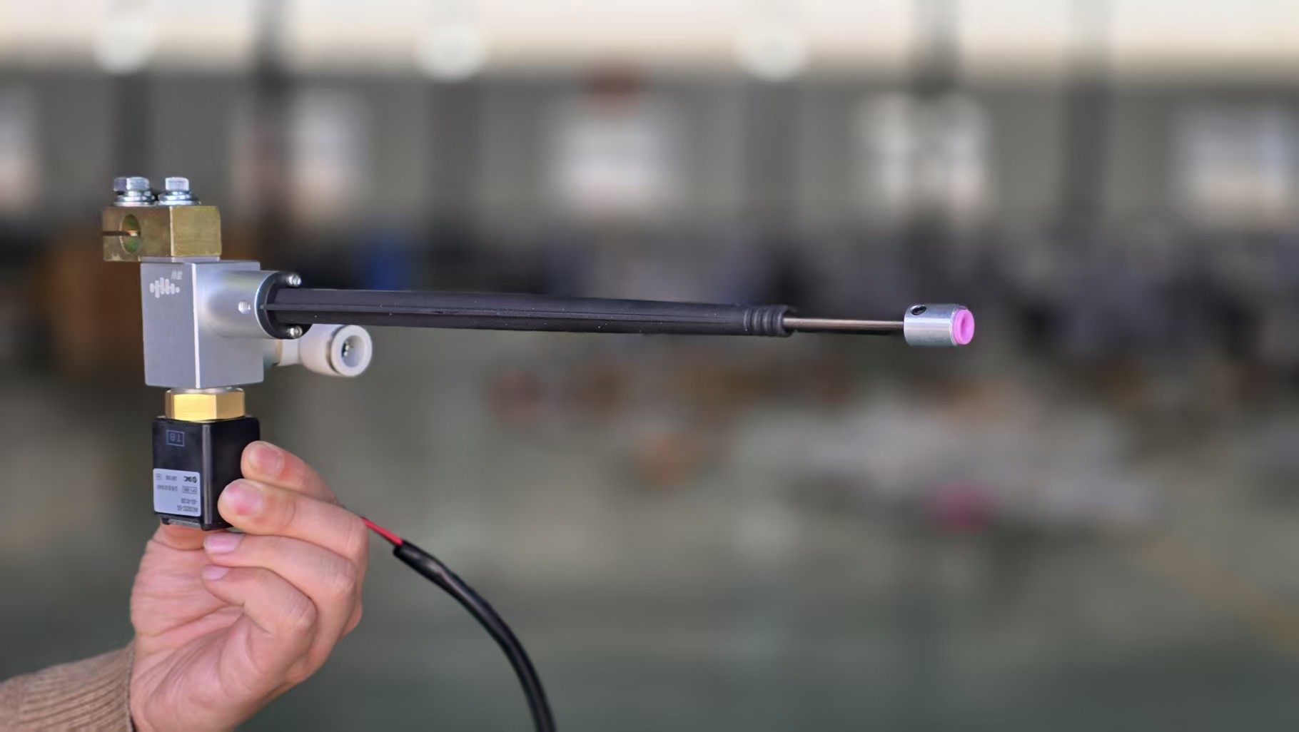 Direct-mounted main nozzle with SMC solenoid valve and ceramic nozzle tip