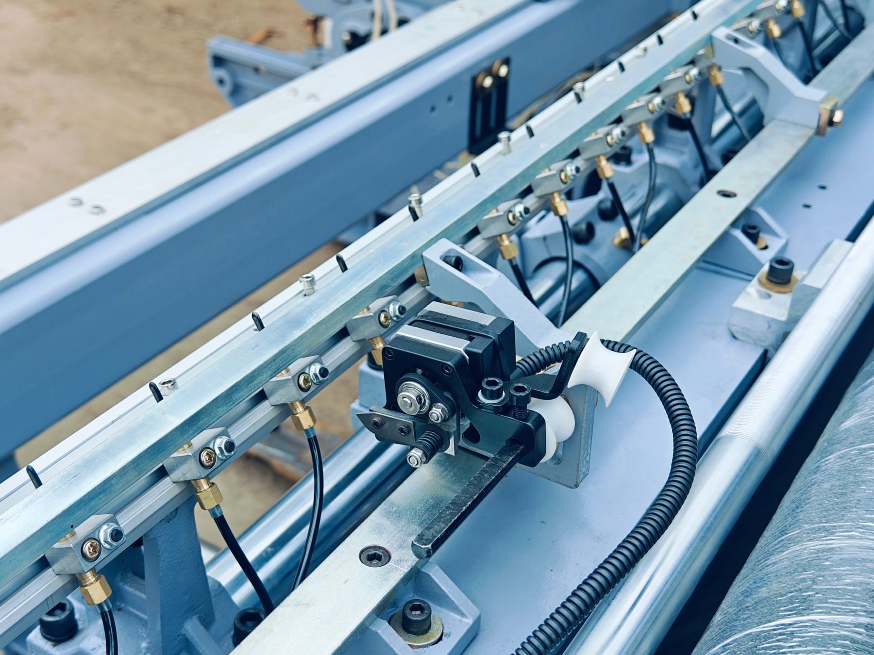 Electronic center scissors and selvedge scissors option for wide-width MG9200 Max air jet loom