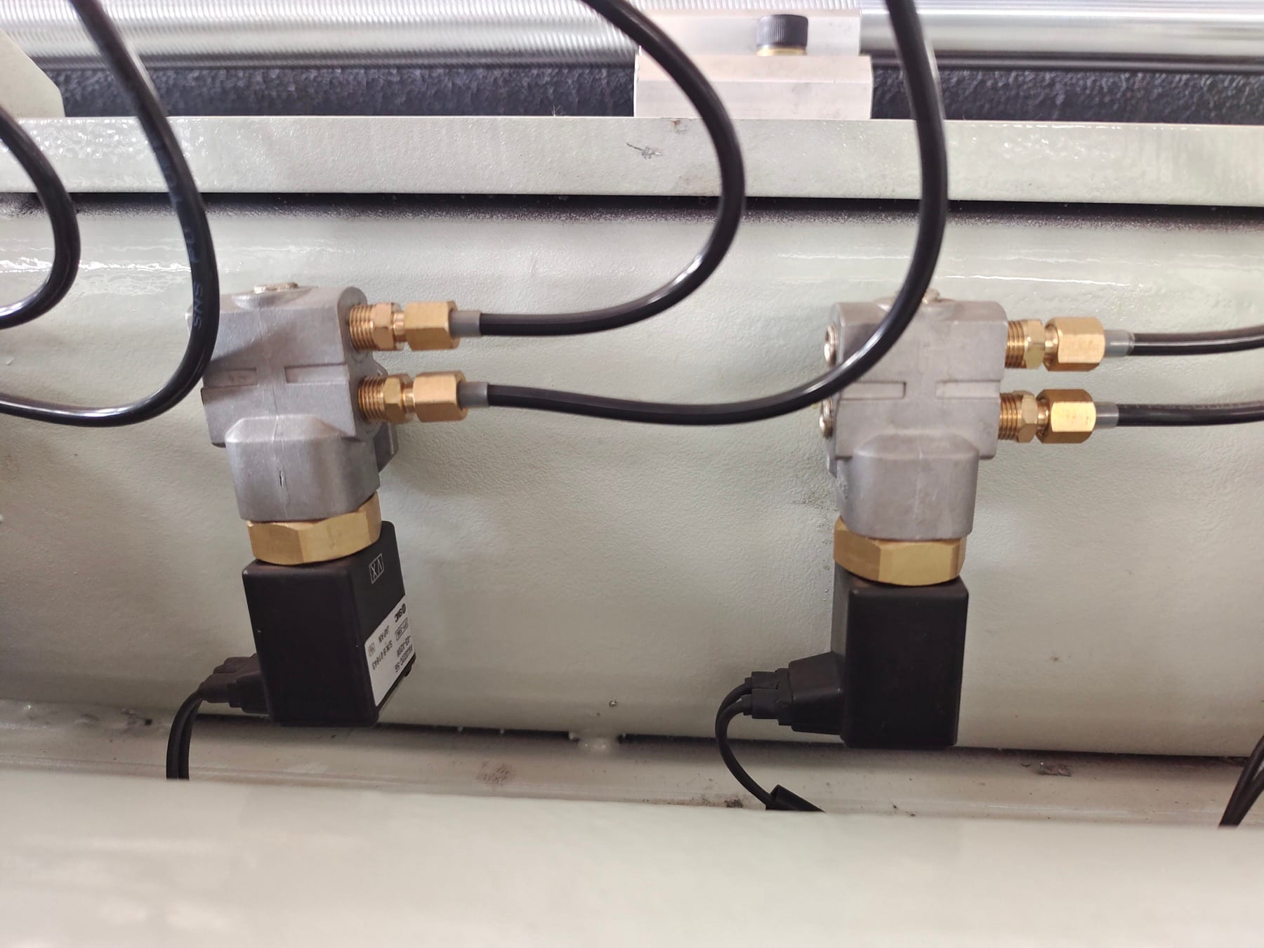 Genuine Japanese SMC solenoid valves controlling auxiliary nozzles on MG9200 Max air jet loom
