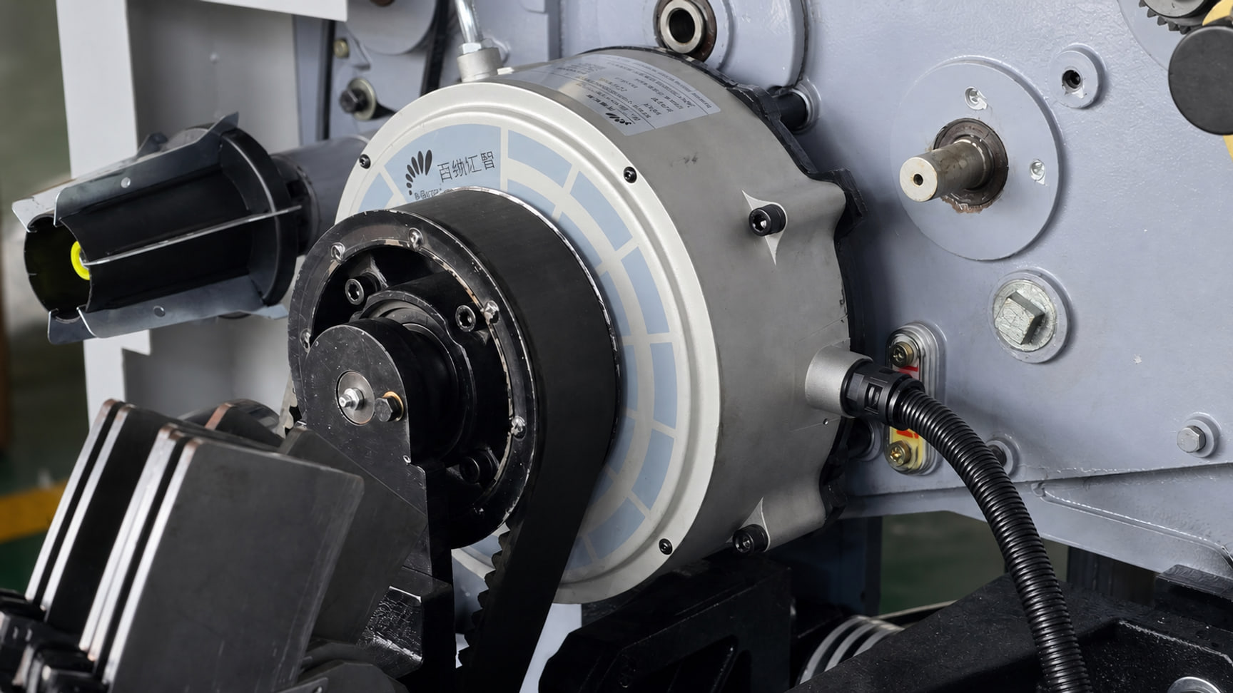 X Moto servo-driven main motor installed on the MG9200 Max air jet loom